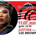 Justina Lee Brown na scenie podczas koncertu