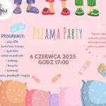 Uśmiechnięte dzieci w piżamach podczas zabawy
