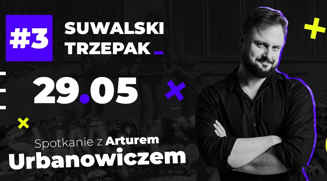 Artur Urbanowicz na tle plakatu z tytułem Suwalski Trzepak
