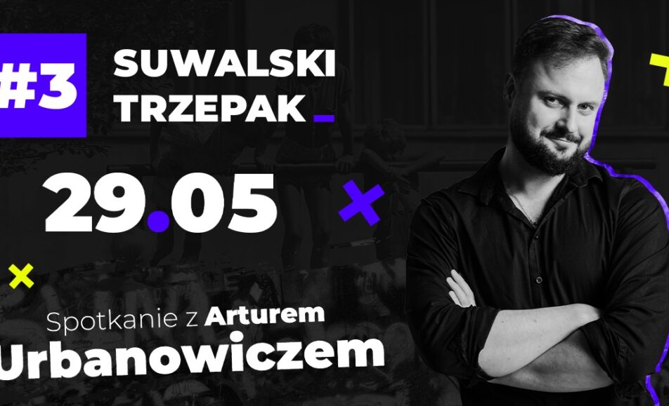 Artur Urbanowicz na tle plakatu z tytułem Suwalski Trzepak