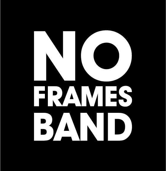 Zdjęcie członków zespołu No Frames Band podczas koncertu