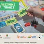 Rodzinne granie w gry planszowe na trawie