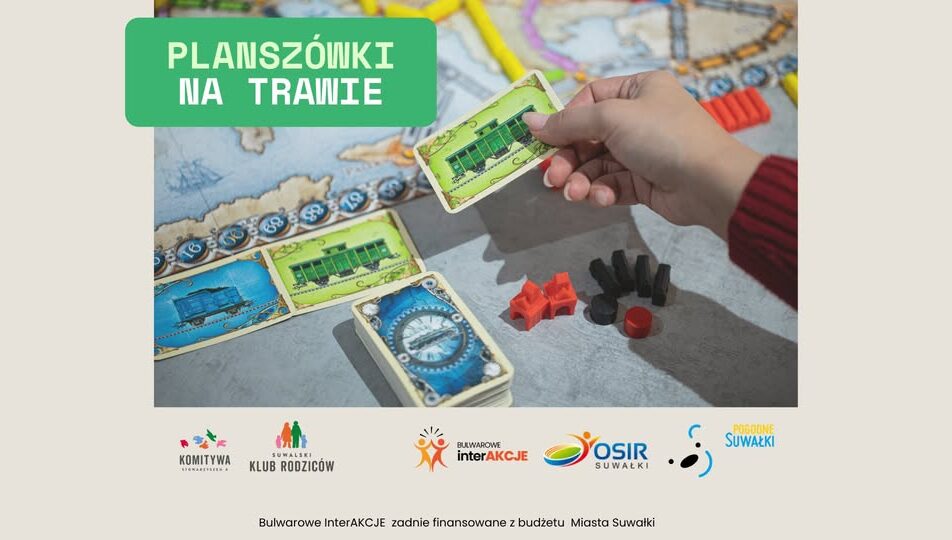 Rodzinne granie w gry planszowe na trawie