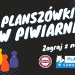 Ludzie grający w gry planszowe przy stoliku z napojami