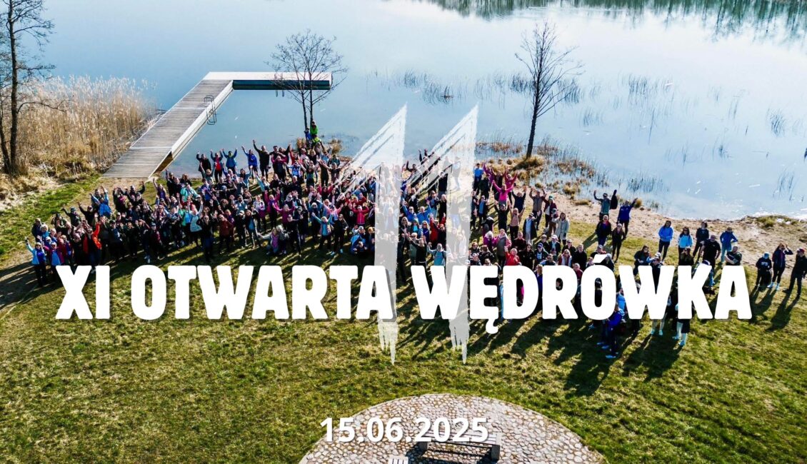 Grupa osób wędrujących leśnym szlakiem