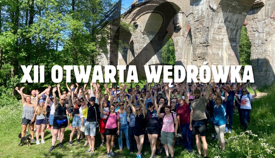 XII Otwarta Wędrówka po Biebrzańskim Parku Narodowym z ogniskiem Grupa osób wędrujących szlakiem przez Biebrzański Park Narodowy