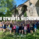 Grupa osób wędrujących szlakiem przez Biebrzański Park Narodowy