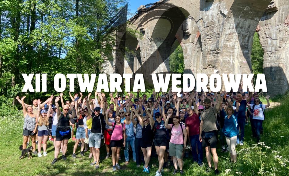 Grupa osób wędrujących szlakiem przez Biebrzański Park Narodowy
