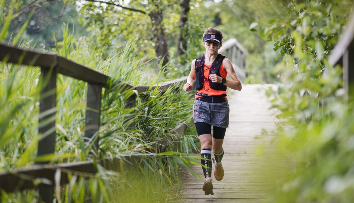 Uczestnicy Maratonu Wigry biegnący trasą w Wigierskim Parku Narodowym