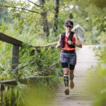 Uczestnicy Maratonu Wigry biegnący trasą w Wigierskim Parku Narodowym