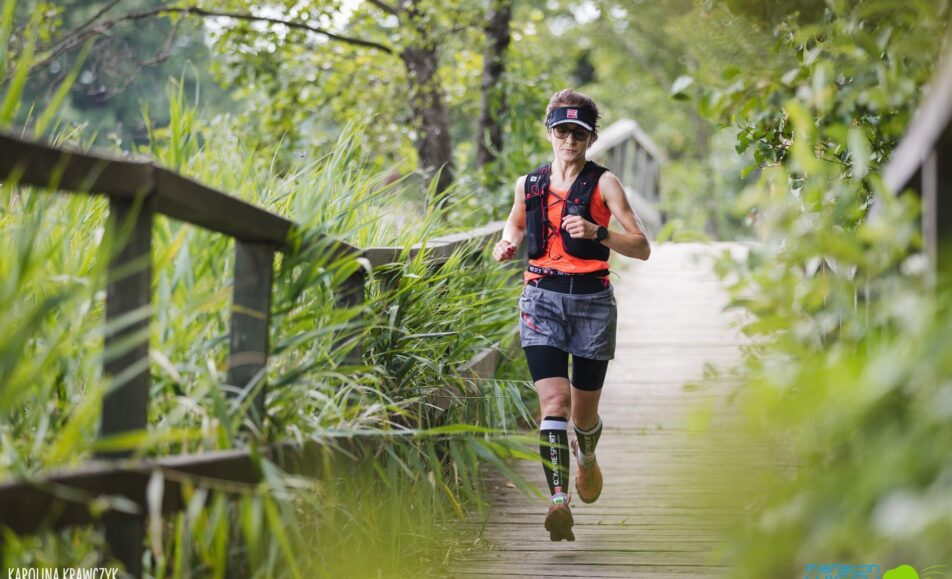 Uczestnicy Maratonu Wigry biegnący trasą w Wigierskim Parku Narodowym
