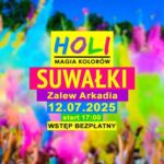 Ludzie obrzucają się kolorowymi proszkami Holi na imprezie plenerowej