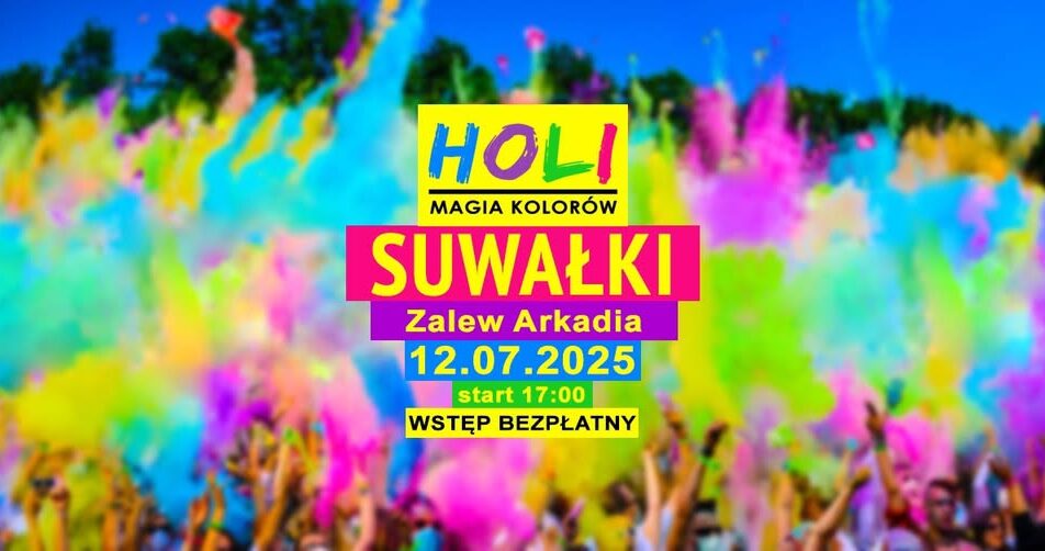 Ludzie obrzucają się kolorowymi proszkami Holi na imprezie plenerowej