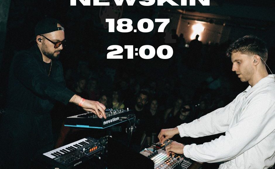 Członkowie zespołu Newskin podczas koncertu