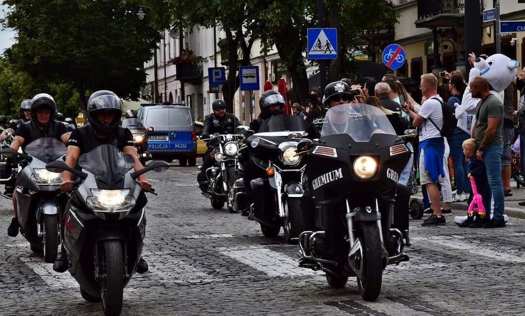 Parada motocyklowa Suwałki Blues Festiwal Motocykliści podczas parady na Suwałki Blues Festiwal
