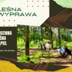Dzieci z opiekunami spacerujacy po lesie w ramach warsztatow lesnych kapieli