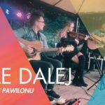 Zespół Byle Dalej grający na scenie plenerowej o zmierzchu