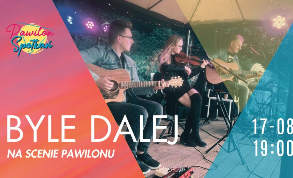 Zespół Byle Dalej grający na scenie plenerowej o zmierzchu