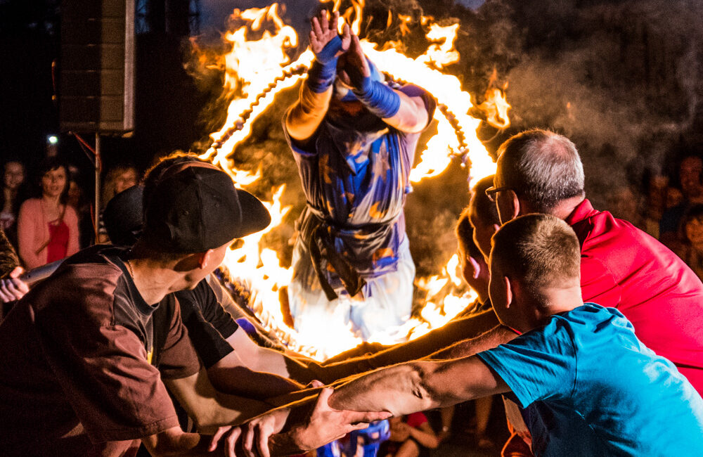 Cyrkowe szaleństwo na Bulwarach Artyści cyrkowi podczas pokazu plenerowego z elementami fireshow