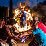 Artyści cyrkowi podczas pokazu plenerowego z elementami fireshow