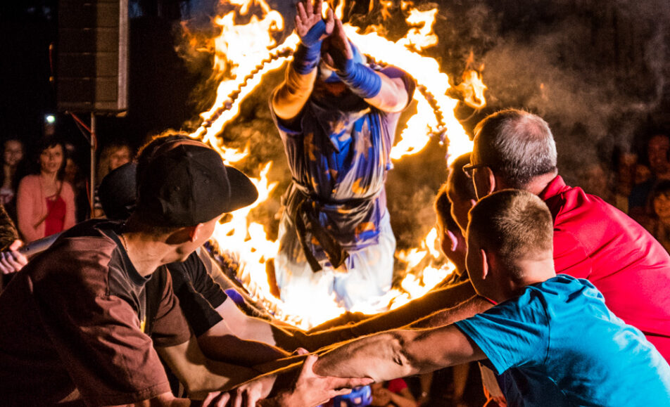 Artyści cyrkowi podczas pokazu plenerowego z elementami fireshow
