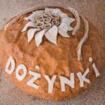Uczestnicy dożynek gminnych przy stoiskach sołeckich
