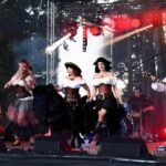 Zespoły szantowe występujące na plenerowej scenie nad rzeką w Suwałkach