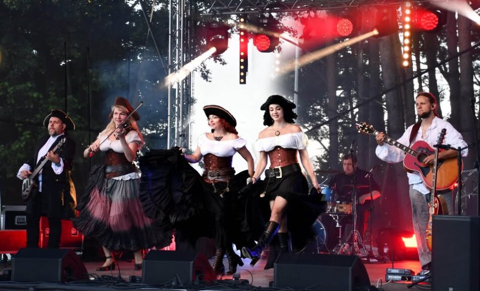 Zespoły szantowe występujące na plenerowej scenie nad rzeką w Suwałkach
