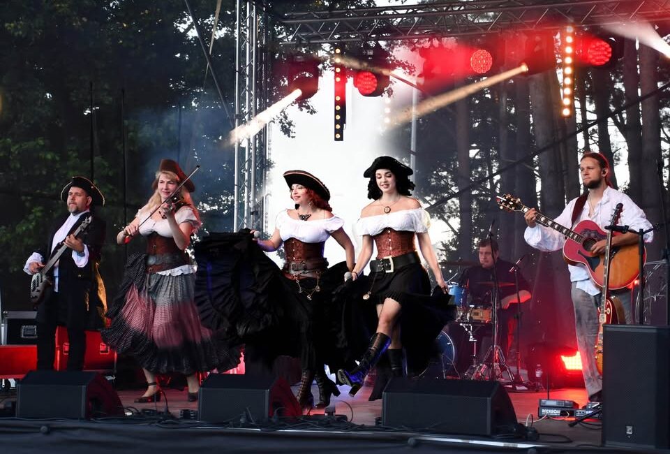 Zespoły szantowe występujące na plenerowej scenie nad rzeką w Suwałkach