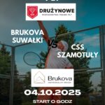 Zawodnik grający w tenisa na korcie ziemnym