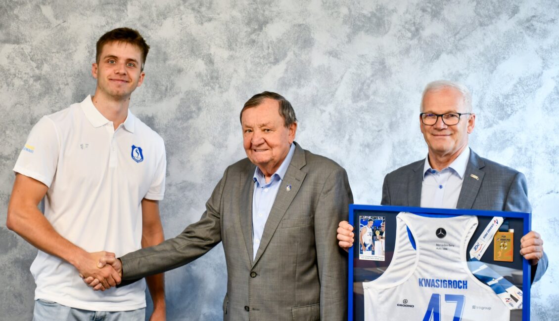 antoni kwasigroch przekazal medal i koszulke firmie malow po sukcesie w grand prix pge