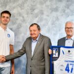 antoni kwasigroch przekazal medal i koszulke firmie malow po sukcesie w grand prix pge
