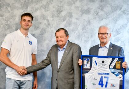 antoni kwasigroch przekazal medal i koszulke firmie malow po sukcesie w grand prix pge