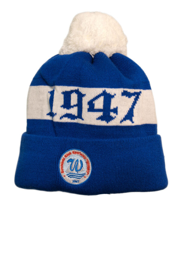 Czapka zimowa Wigry Suwałki „1947” z pomponem – biało-niebieska
