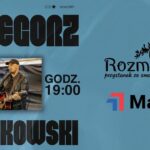 Grzegorz Polakowski podczas koncertu z gitarą
