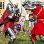 uczestnicy turnieju rycerskiego w historycznych strojach