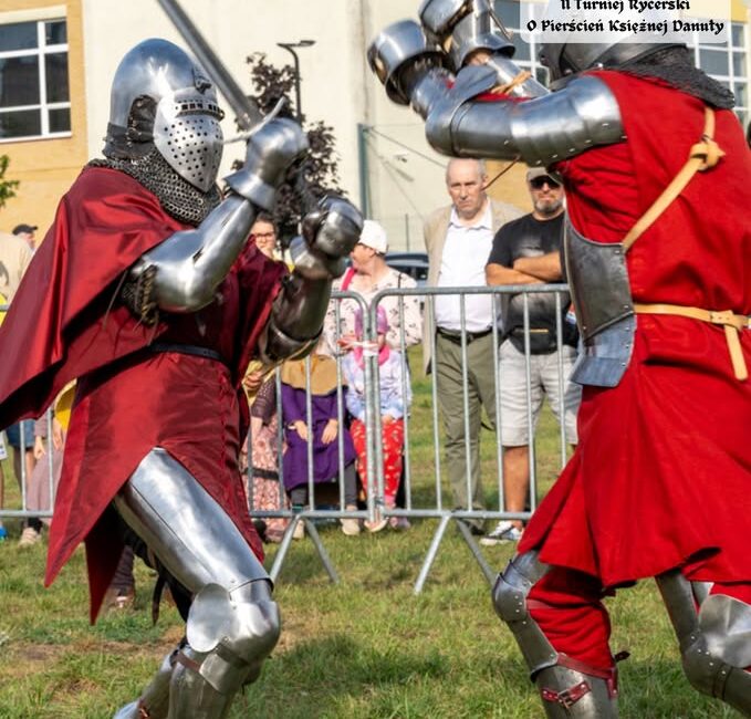 uczestnicy turnieju rycerskiego w historycznych strojach