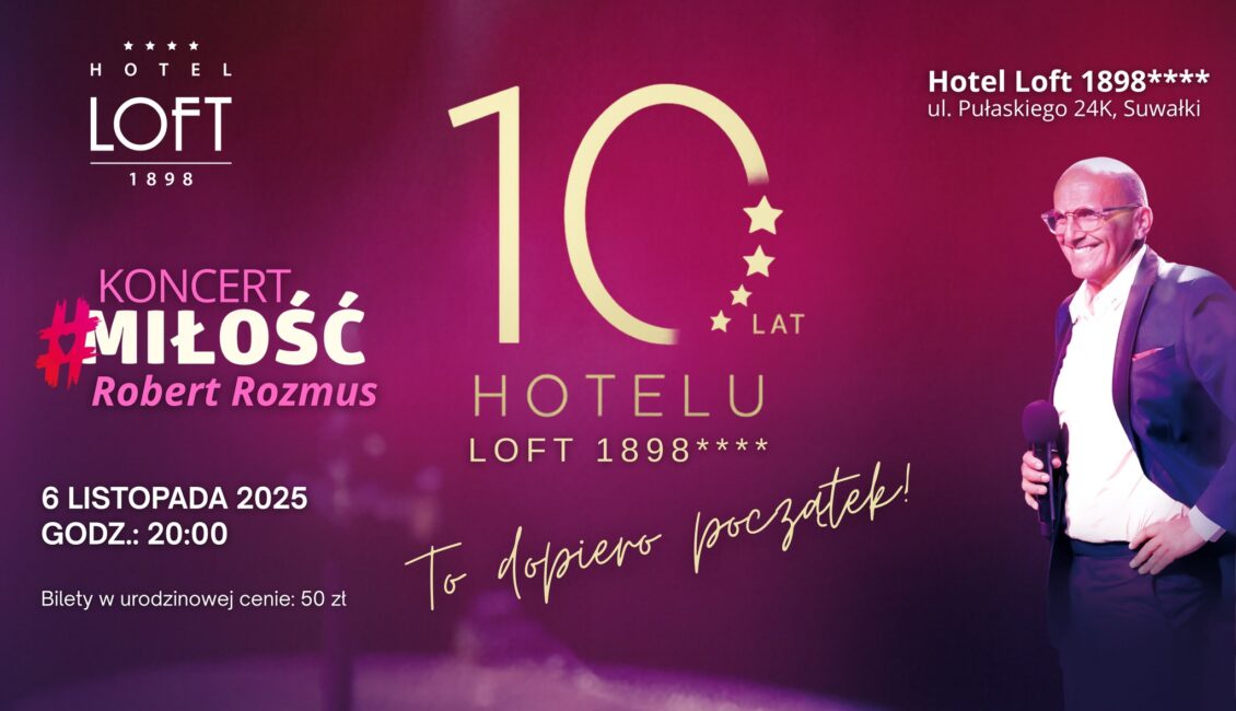 Koncert Roberta Rozmusa – 10-lecie Hotelu Loft 1898 Robert Rozmus na scenie z mikrofonem podczas koncertu jubileuszowego