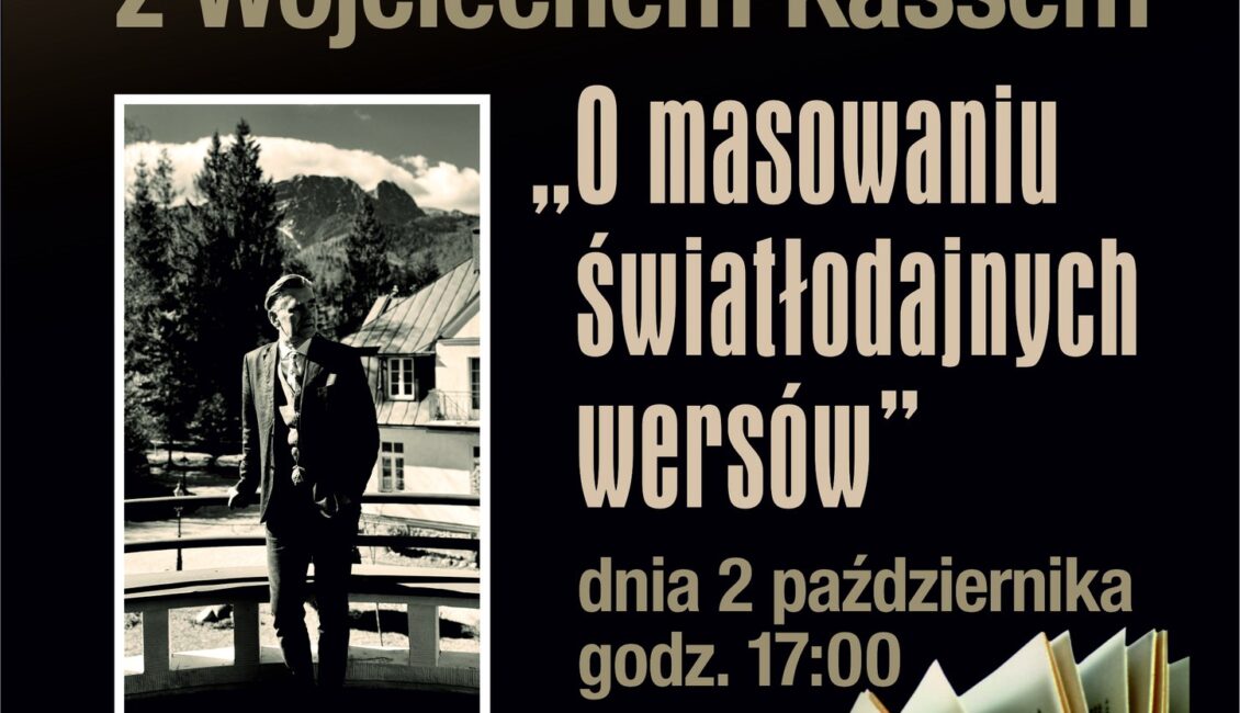 Spotkanie z Wojciechem Kassem Wojciech Kass siedzący przy stole z mikrofonem podczas spotkania autorskiego