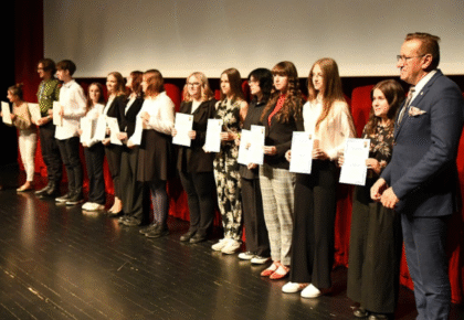 stypendia i nagrody prezydenta suwalk dla wyrozniajacych sie uczniow