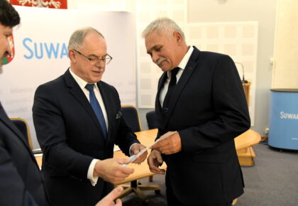 Suwalscy modelarze lotniczy wyróżnieni przez Prezydenta Miasta suwalscy modelarze lotniczy wyroznieni przez prezydenta miasta