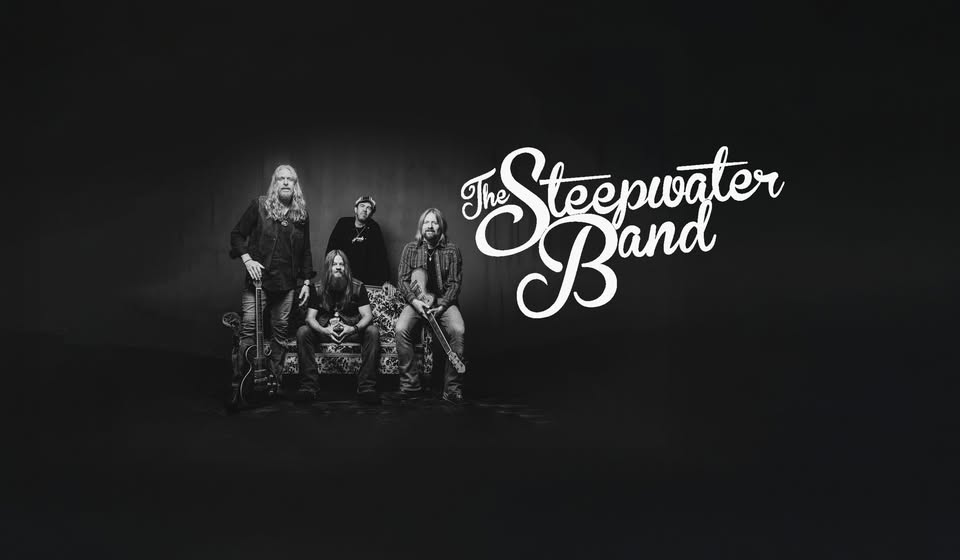 The Steepwater Band – koncert w Suwałkach The Steepwater Band z instrumentami na scenie