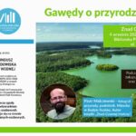Piotr Malczewski na tle przyrody prezentuje swoją książkę