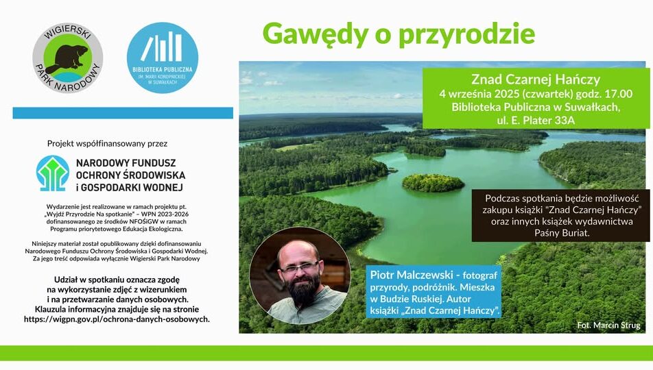 Piotr Malczewski na tle przyrody prezentuje swoją książkę