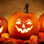 plakat imprezy Halloweenowej z datą i motywem przebierańców