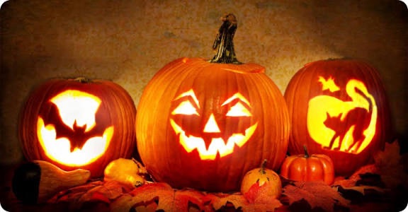 Halloween party plakat imprezy Halloweenowej z datą i motywem przebierańców