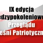 uczestnicy przeglądu pieśni patriotycznej podczas występu scenicznego