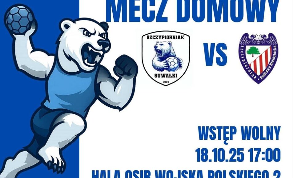 Zawodnik rzuca piłkę na hali sportowej podczas meczu piłki ręcznej