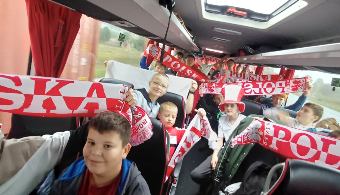 Młodzi kibice ze Słobódki jadą na mecz Polski z Nową Zelandią mlodzi kibice ze slobodki jada na mecz polski z nowa zelandia