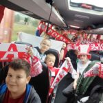 mlodzi kibice ze slobodki jada na mecz polski z nowa zelandia